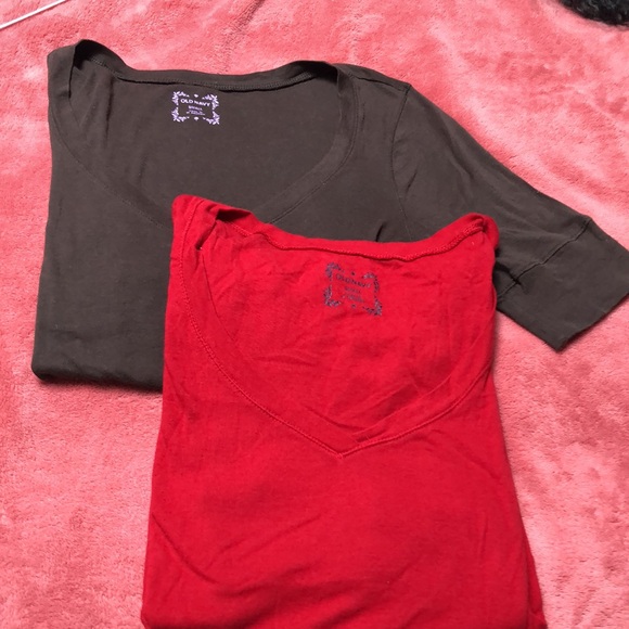 Old Navy red and olive green short sleeve v neck tee shirts size small. - Picture 8 of 9